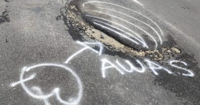 直凉普度广场入口前     刚铺设不久又见路洞