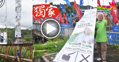义工冒险爬铁架   黄德“站”起来了