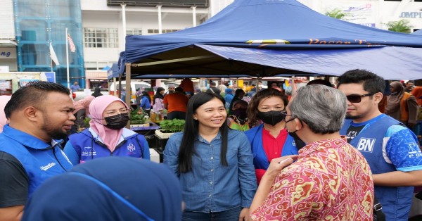 国阵马华德伦敦州席候选人郑春子（中）在关丹UTC早市集，向民众了解“生活的味道”。