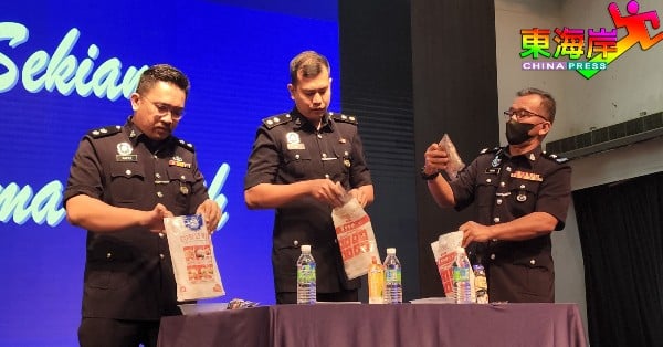 3名警官即场演示如何为即食餐包进行加热处理流程。