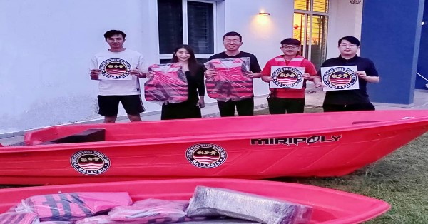 马来西亚宗乡青慈善与教育基金会志工团，已备好救援设备，左起张展珲、蔡奕炜、谢东成、李建龙及吕栋炫。