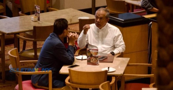 依斯迈莫哈末（左）及哈山阿里芬在酒店咖啡厅密谈。
