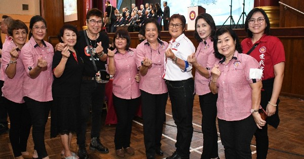 百乐县客家公会妇女组主席江毓珍（右3）与执委，在会庆宴席上喜逢客家山歌歌手张少林（左4）合摄。