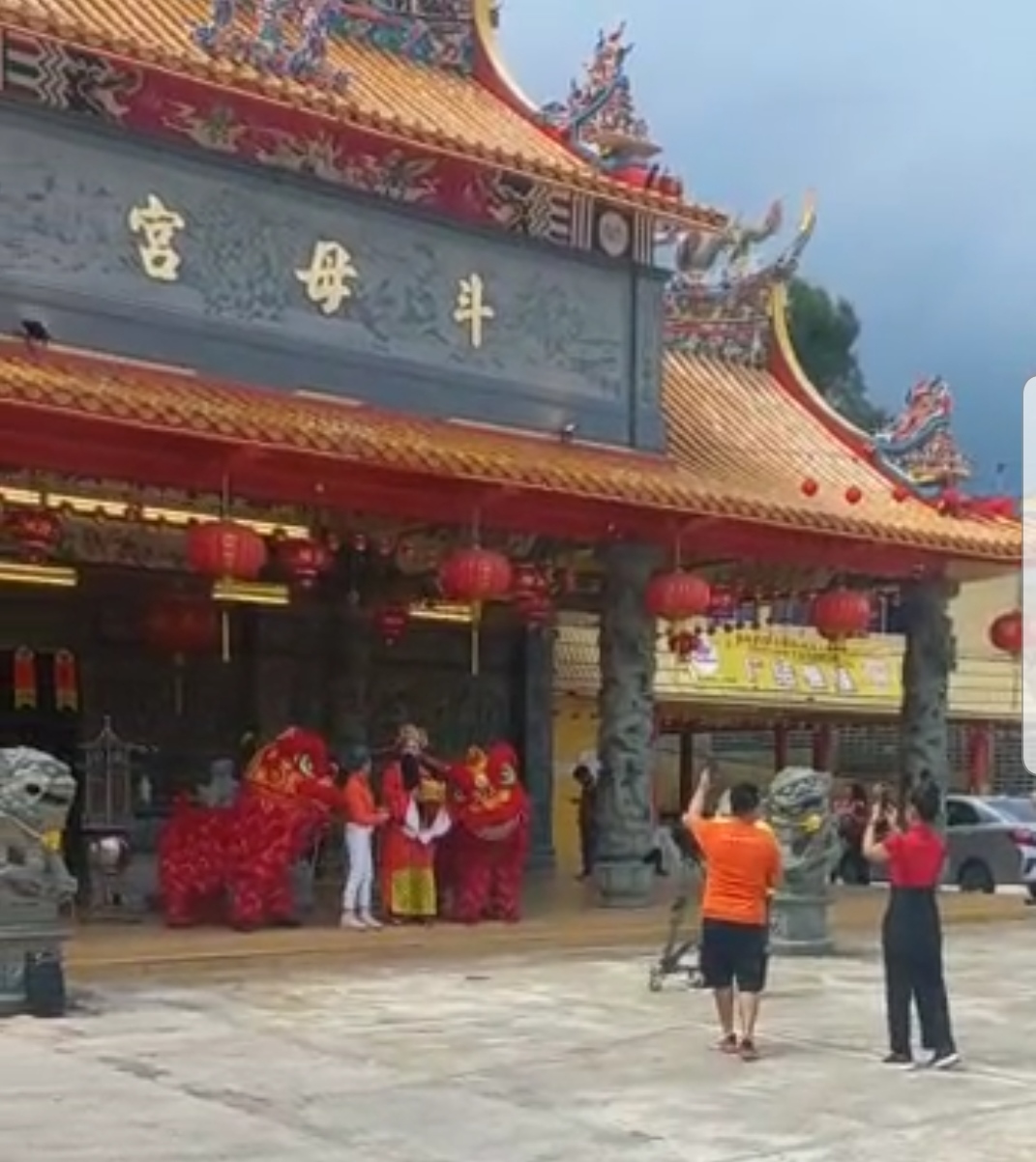 关丹斗母宫美化成古香古色的庙宇后，吸引歌者借用场地拍摄的取景新去处。