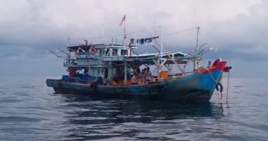 海上吸毒？突击渔船    　 搜出毒品  4人被扣