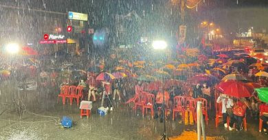 希盟政治讲说 碰上豪雨 浇不熄 选民听演讲的热忱