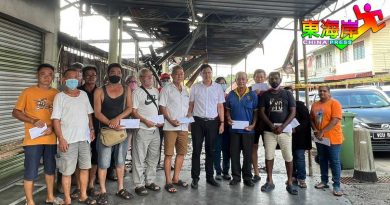网上众筹获5万4500 邹宇晖移交善款给火灾灾黎