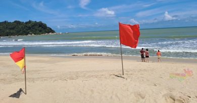 【今日东海岸】气象局发布大浪警告    海滩升红旗　民众禁下海