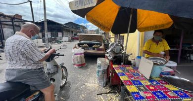 民众雨天少出门 冷饮店 小贩 更“冷”清了
