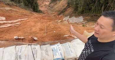 甘榜拉惹新村频生洪灾 张玉刚直击后山顶开发情况