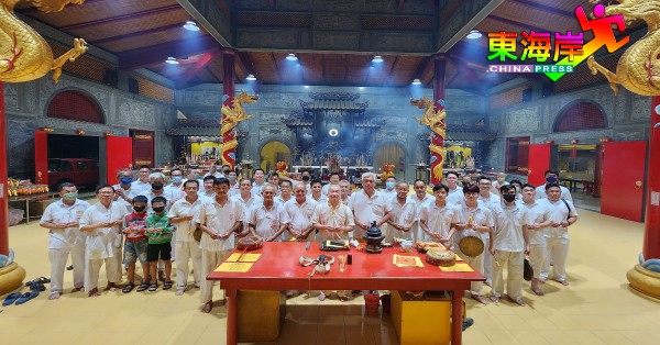 周德雄（前排左9）率领坛前组组员、青年组一起参与送神仪式。