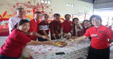 邓世坚：常办各族庆典    互相了解