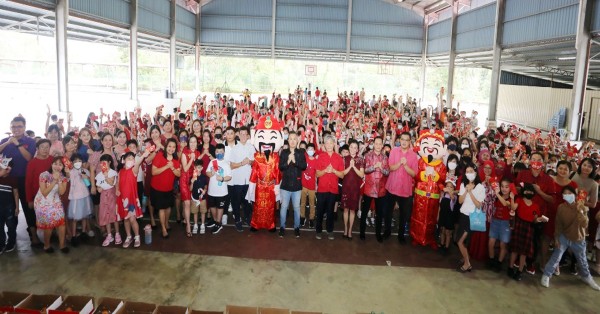 全体出席嘉宾与师生们开心同庆新春仪式，全场红彤彤。