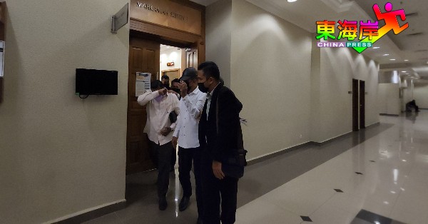 阿拉巴特阿里（左起）及莫哈末依斯迈否认虚假呈报申请政府奖掖后，被反贪会官员押离法庭。