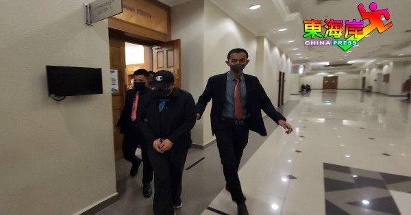 赛夫阿兹曼（中）滥用职务发出证书罪名成立，被判即日入狱一个月及罚款21万令吉。