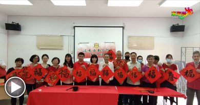 淡属海南会馆书法班 到华联华中办新春送福活动