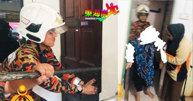 消拯员2破门  勇救 卧倒在厕所老人