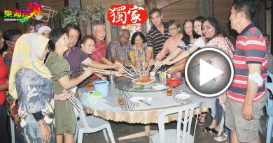 巫印华老师 捞生喊“发” 用筷子夹菜没问题