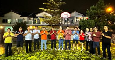 民政党主席刘华才率领党员     向各界拜年
