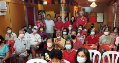 献丹嘎档巴佛教会 发70长者新春红包