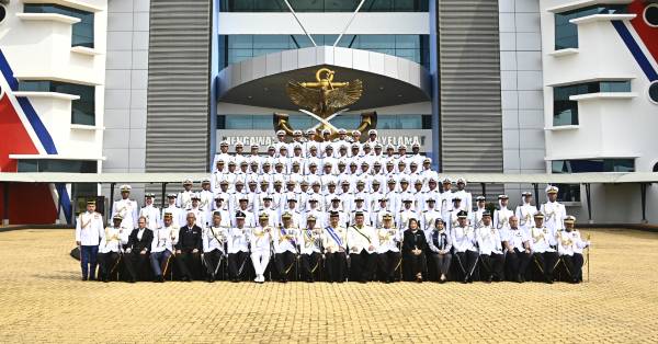 鲁吉勿比（前排坐者左10）等嘉宾与第11届海事初级中尉培训班学员合影。