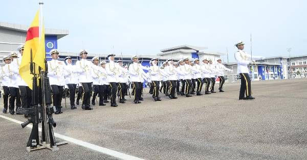 78名大马海事执法机构初级中尉培训班男女学员，顺利完成9个月培训课程。