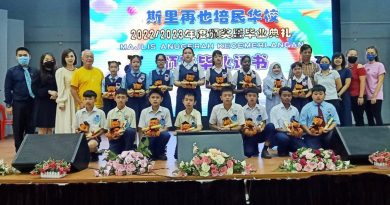 斯里再也培民华校    六年级毕业生17人