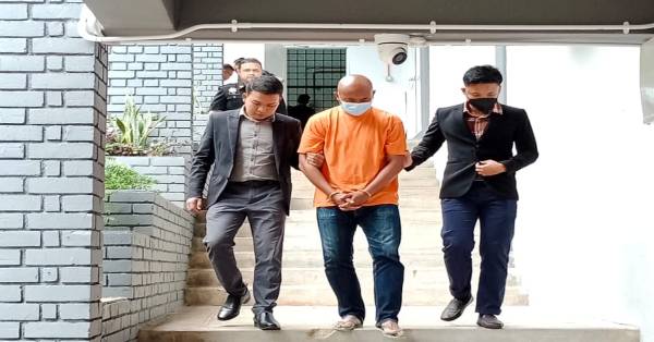 涉嫌向毒品案家属索贿的嫌犯（橙衣者），被彭亨州反贪会官员带往淡马鲁法庭申请延扣助查。