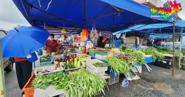 甘榜爪哇早市集蔬菜档各类蔬瓜果供应仍如常，菜品、种类繁多。