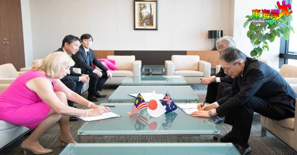 阿曼达（左）与双日机构及金属矿物资源机构高层，签署融资2亿澳元新协议。