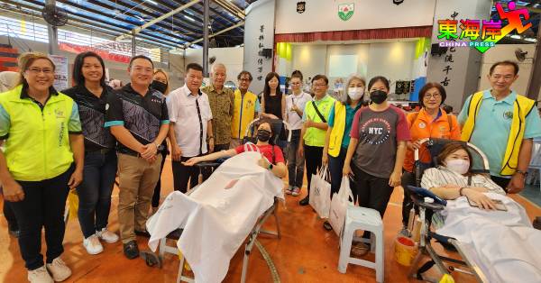沈春祥（左5）在中菁华校董家协及孩子会成员陪同下，慰问捐血民众。
