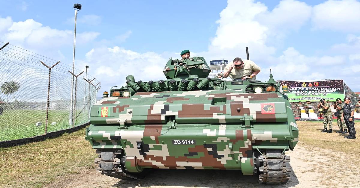 国家元首苏丹阿都拉陛下（左）也登上坦克车，尝试操作射击配备。
