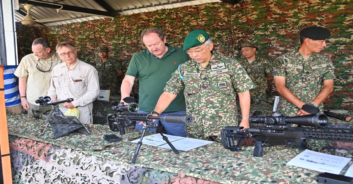 国家元首苏丹阿都拉陛下（左4）与同伴们对远程射击步枪充满兴趣。
