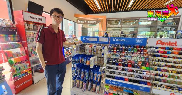 郑宇轩：在文具实体店采购开学用品，可让家长更仔细挑选。