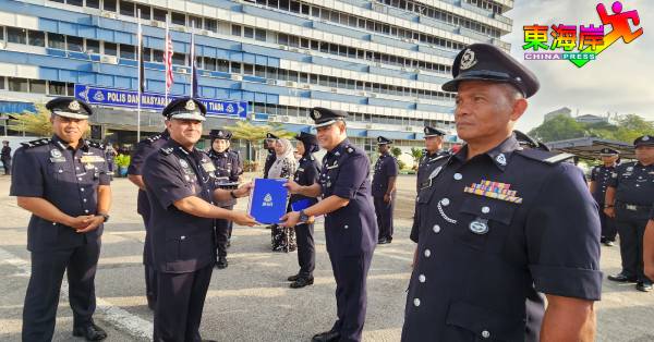诺哈欣诺丁（左2）于第216届警察日庆典仪式上，颁发服务褒扬状予获表现卓越的警官。