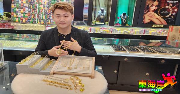 曹丞祯展示会不定时上架的新颖金饰品，吸引消费群目光。