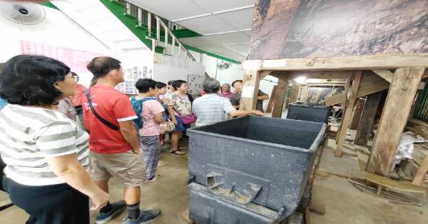 新加坡星大老同学登门参观林明民众图书馆，对林明地底矿场采矿器材与装备充满兴趣。