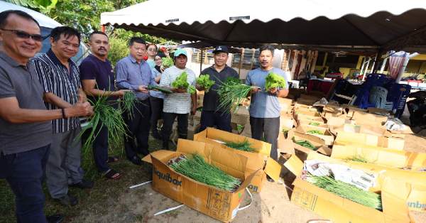 沈春祥（左4）及志工团成员，为派送蔬果予有需群体做准备。
