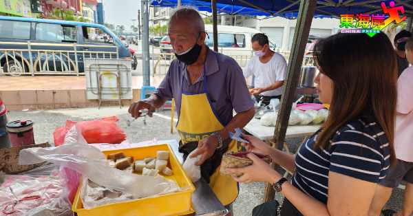 黄敬凯（左）制作白糖糕已逾40年，白糖为主要原材料之一，缺之不可。