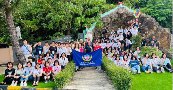 居銮中华中学地理科考察团访问甘马挽挽华华小，进行校园文化交流。