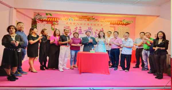 关丹华人协会4月份生日4歌手们与嘉宾们欢唱生日快乐歌，以示庆祝。