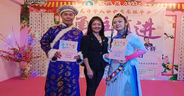 歌唱赛会筹委会主席刘艳芬（中）与最佳服装奖黎宏章与台风奖陈爱丽合影。