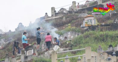 清明时节雨纷纷  无阻市民扫墓