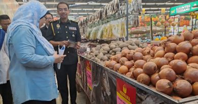 傅芝雅：检查2036间商店    3间杂货店没贴粉色标签罚500