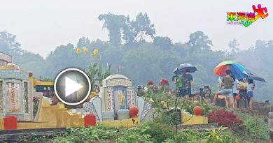 祭扫人流达高峰     文冬两广义山小堵塞