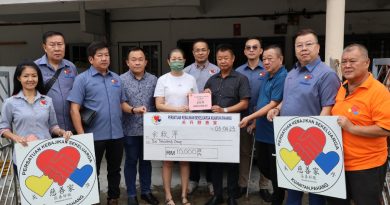 关丹慈善家捐1万令吉    给乳癌单亲妈妈余秋萍