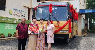 纪念13年爱情长跑 他用老学巴 娶新娘