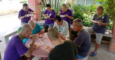 被亲人遗弃．每月收数人 医院转送老人到三娘