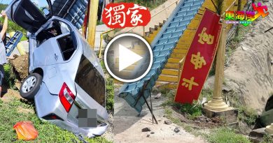 轿车失控冲向对面路   撞毁斗母宫牌楼
