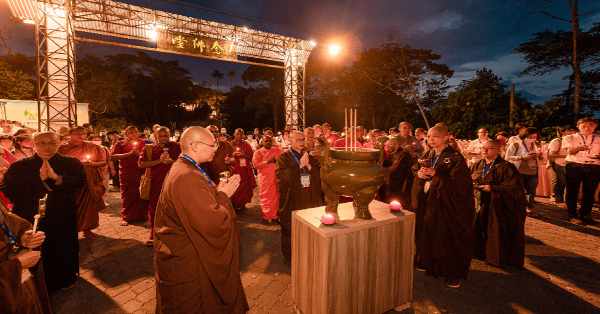 来自世界各地近70位僧伽彻夜诵经，为世界及大马子民祈福，疫情早日平息。